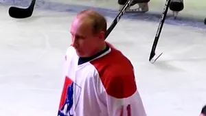 Putin a evoluat într-un meci de hochei, la puţin timp de la învestitură. Cum s-a descurcat pe gheaţă proaspătul preşedinte al Rusiei - VIDEO