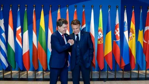 Nicuşor Dan, scurtă discuţie cu Emmanuel Macron la summit