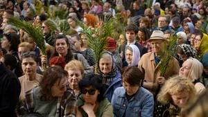 Duminica Floriilor, sărbătorită astăzi de credincioșii catolici: Semnificația ei spirituală și poarta către Săptămâna Patimilor