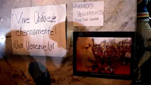 Aliaţii lui Hugo Chavez îi aduc omagii, în timp ce occidentalii văd în moartea sa 