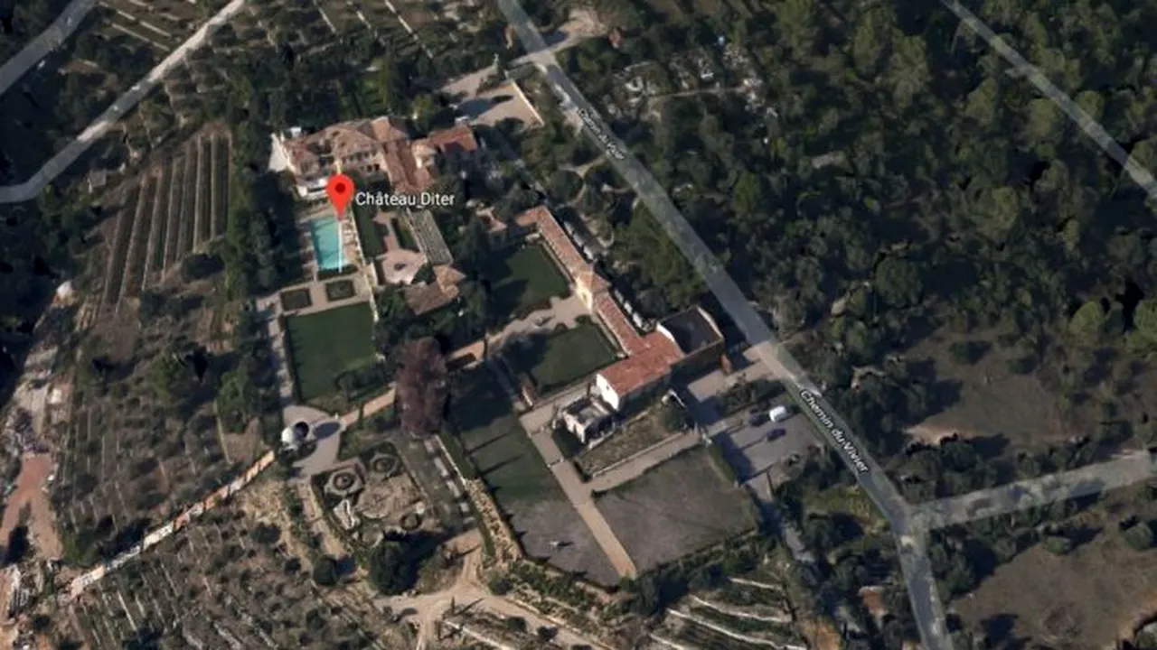 Proprietarul unui castel renascentist, obligat să pună buldozerul pe clădirea evaluată la 57 milioane de euro | FOTO, VIDEO