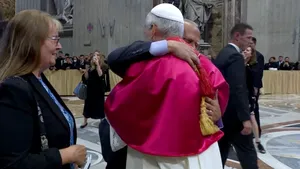 Papa a fost îmbrățișat de fratele său - protocol încălcat la Vatican