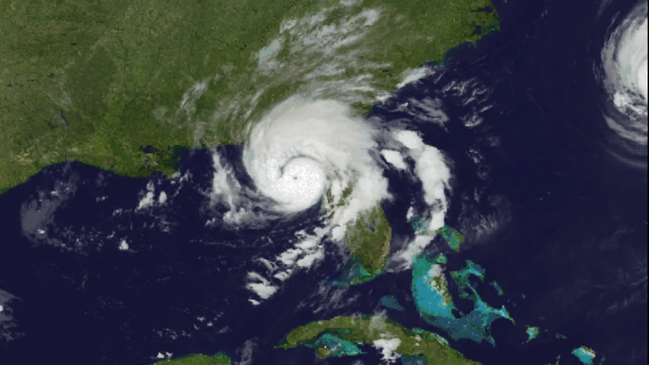 Un uragan de categoria 3 se îndreaptă către Florida