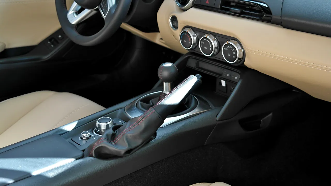 Toata lumea iubeşte mirosul de maşină nouă, dar o mare companie auto vrea să-l elimine. Decizia e de neînţeles, cel puţin pentru europeni