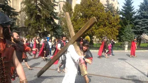 „Drumul Crucii”, refăcut în centrul Clujului, de peste 70 de actori amatori, conduşi de Daniel Leş