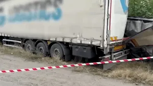 Accident grav lângă Timișoara: un TIR a spulberat două mașini, șoferul a murit