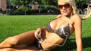 Bikini solar: Cum îţi poţi încărca bateria la iPhone sau MP3 player când stai la plajă - FOTO