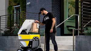 VIDEO Ladă frigorifică colorată pe roţi. Uber testează livrarea de mâncare cu ajutorul roboţilor