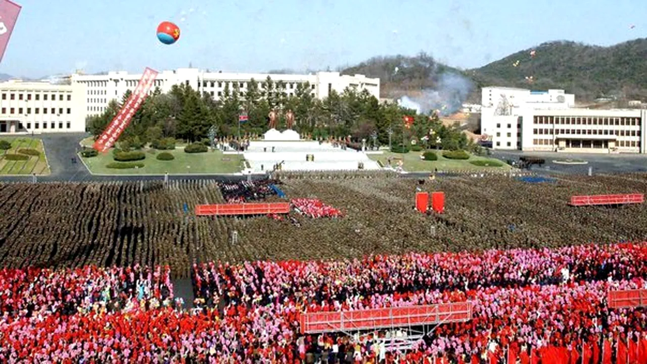 Coreea de Nord marchează 101 ani de la naşterea fondatorului ţării şi AR PUTEA LANSA o rachetă. Statele Unite sunt pregătite să negocieze cu Phenianul - FOTO