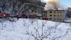 Incendiu cu degajare masivă de fum la un bloc din Floreşti, Cluj. FOTO şi VIDEO