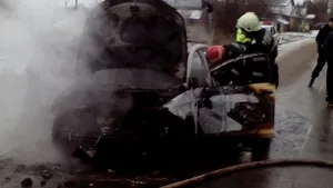 O maşină a luat foc în mers pe o stradă din Videle, Teleorman / La cât se ridică valoarea pagubelor | FOTO