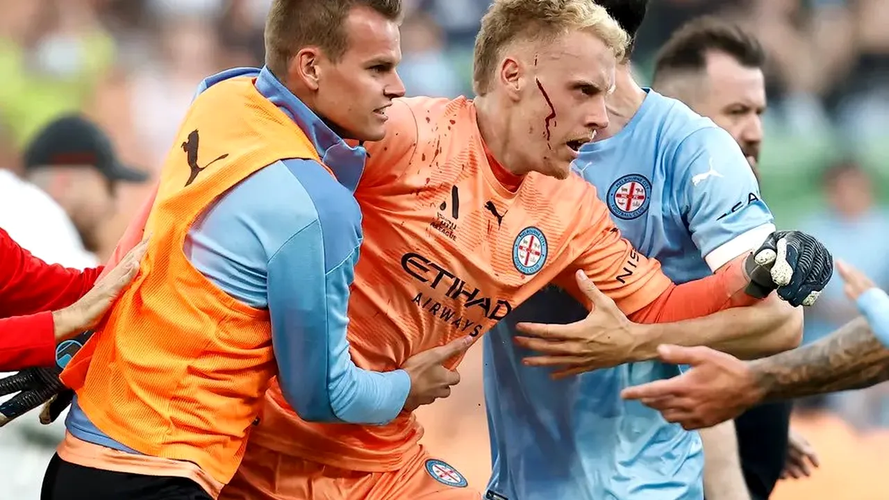 VIDEO Portarul unei echipe de fotbal din Australia, bătut de suporteri în timpul unui meci