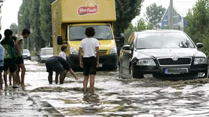 Peste 160 de străzi, case şi subsoluri din Capitală, inundate în urma ploilor