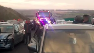 UPDATE 2: Zece mașini în care erau 27 de oameni,implicate într-un accident pe Drumul Expres 12, în județul Olt