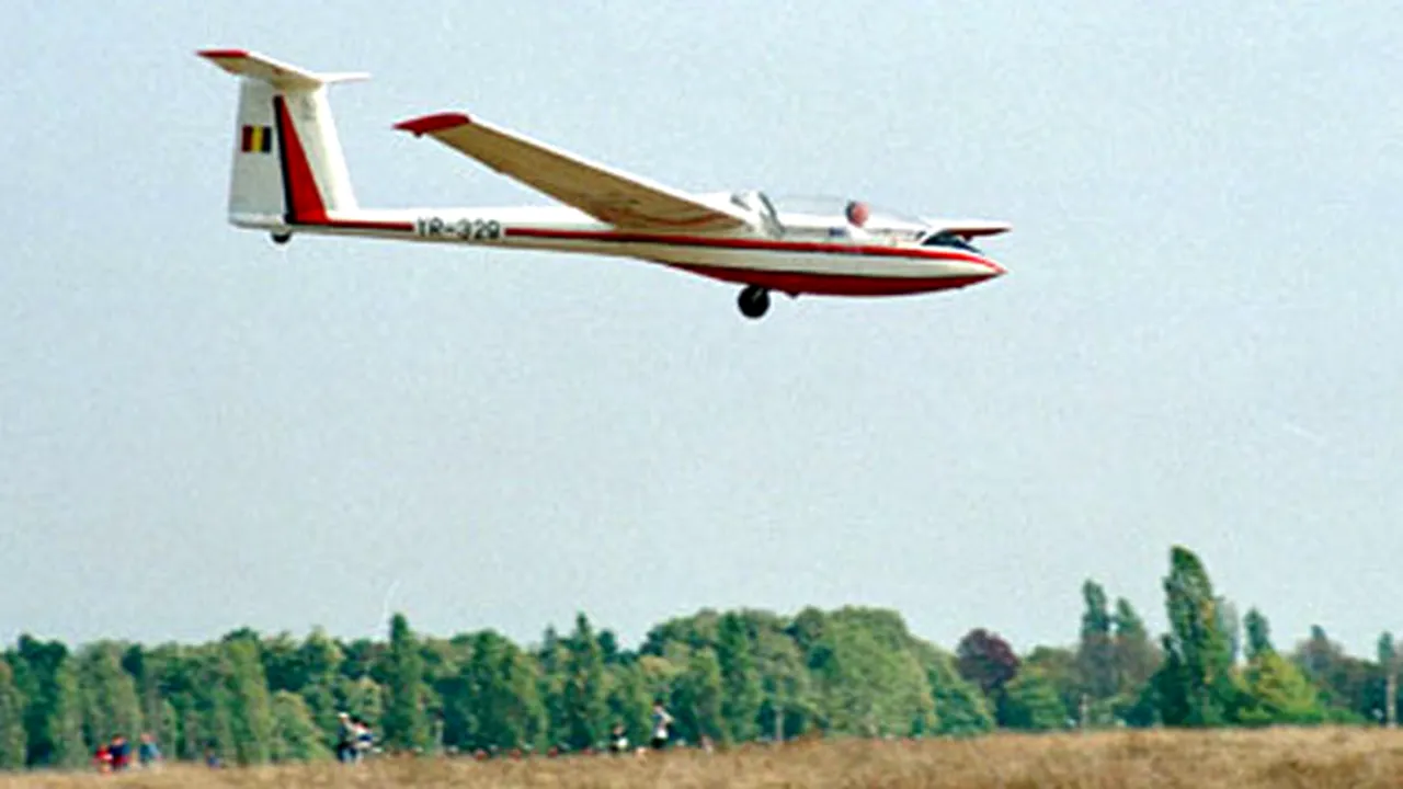 Planor dispărut de joi, când a decolat de pe Aerodromul Ghimbav. MAI: Pilotul planorului are mare experienţă. Căutările, sistate până sâmbătă dimineaţă