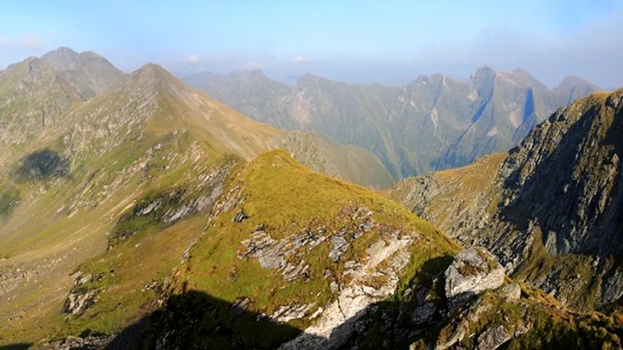 Turist din Ungaria, în stare gravă după ce a căzut într-o râpă, în Munţii Făgăraş