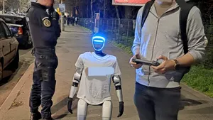 Un robot de peste un metru, văzut lângă mitingul din Piața Victoriei