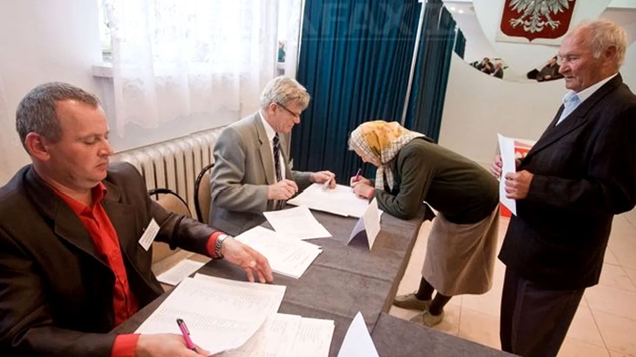 Polonezii votează în al doilea tur de scrutin al alegerilor prezidenţiale