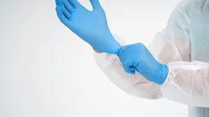 Oamenii de știință căutau microplastice și au găsit problema în propriile mănuși. Studiul Universității Michigan