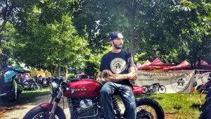 Motocicletă modificată în aşa fel încât să semene cu una de curse din 1960, prezentată la Cluj | GALERIE FOTO