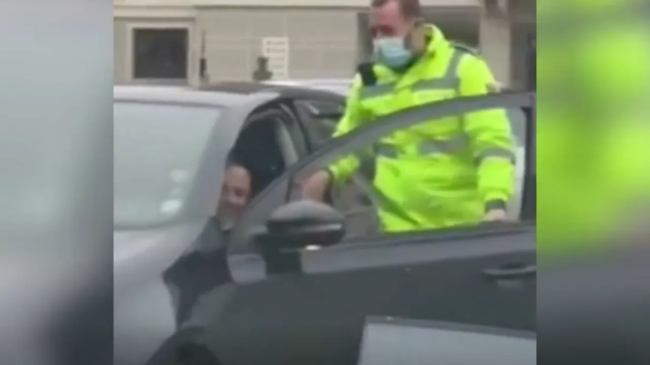 VIDEO Scenă demnă de filmele cu Bruce Willis. Un poliţist din Cluj a sărit într-o maşină în mişcare
