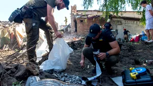 Războiul din Ucraina, ziua 137. Zelenski cere din nou arme moderne Occidentului. Putin vrea regiunea Harkov. Cel puţin 15 morţi după atacul cu rachete. Ucraina le cere locuitorilor din Herson să părăsească zona