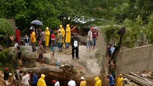 Furtună tropicală şi cutremur de 6,3 grade pe scara Richter, în Mexic