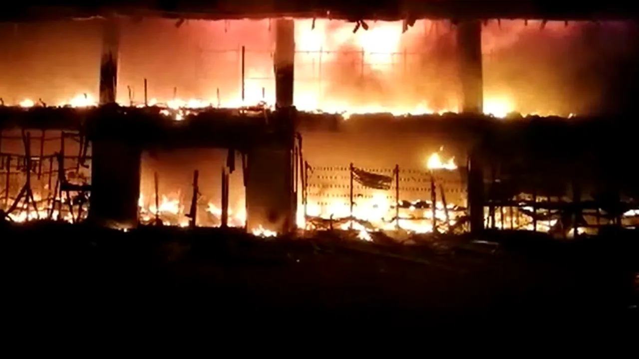 Incendiu grav în Sânnicolau Mare, în judeţul Timiş. Un magazin de 500 metri pătraţi a ars în totalitate 