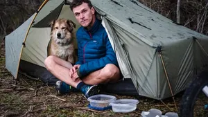 Bărbat din New Jersey, a zecea persoană care a înconjurat lumea pe jos, alături de câinele său