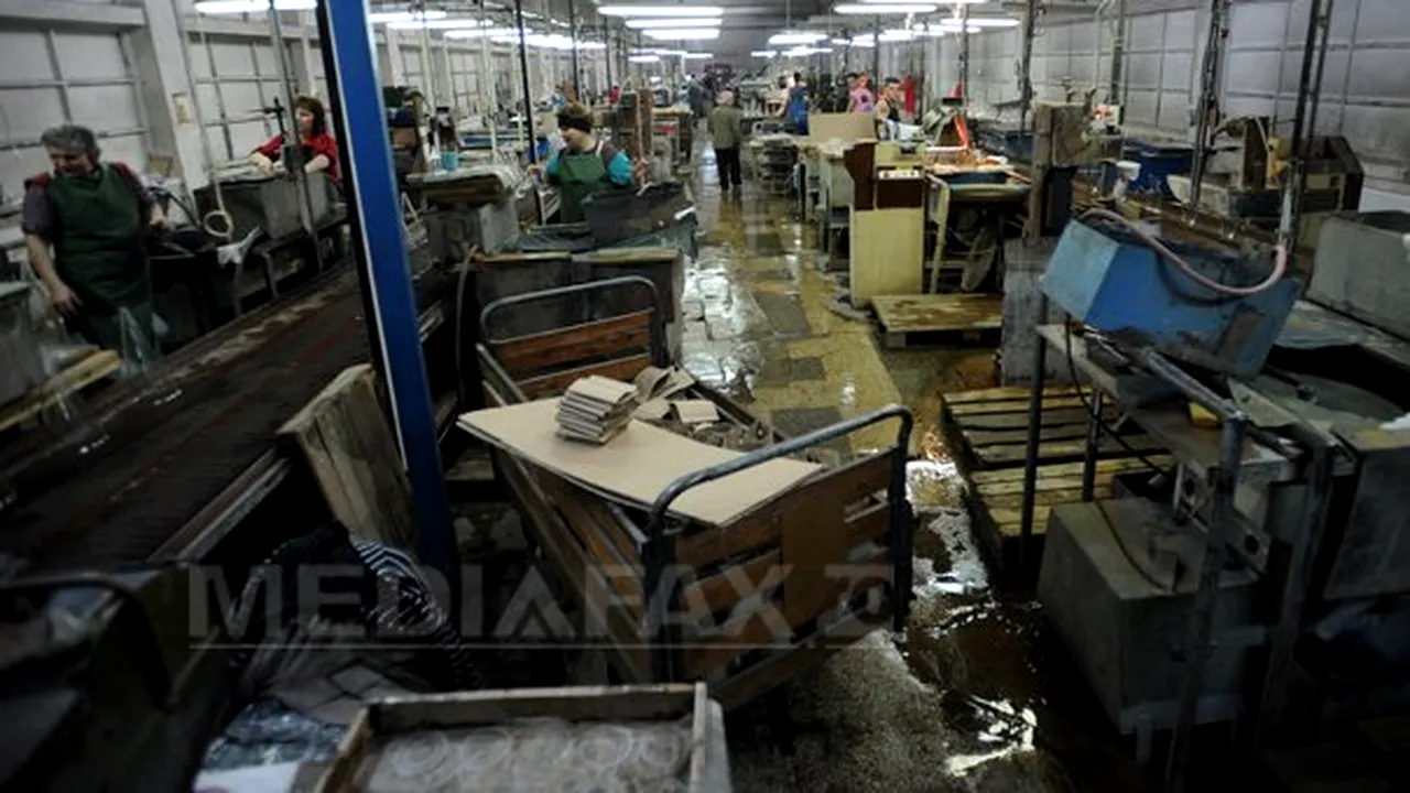 VITROMETAN, locul unde 2 ani s-a lucrat la candelabrele din Casa Poporului. De la moda peştelui din sticlă colorată aşezat pe mileul de pe televizor la planul pentru supravieţuire - GALERIE FOTO