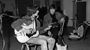 Chitara acustică pierdută a lui John Lennon din anii '60 va fi scoasă la licitaţie