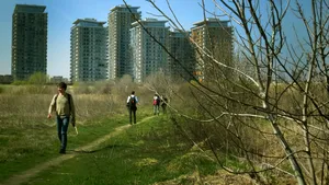 Un bărbat a încercat să se arunce de pe un pod din zona Văcăreşti din Capitală