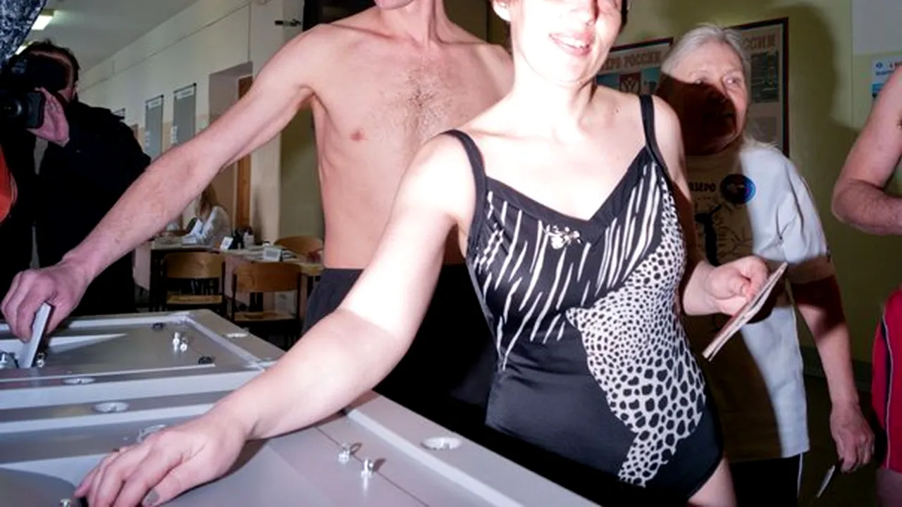 Mai mulţi înotători au mers la vot în costume de baie în Siberia - FOTO