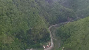 Incendiul de la Arefu: a treia zi de intervenţie. Elicopterele se retrag, pompierii monitorizează zona afectată