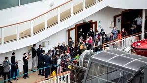 GALERIE FOTO: Aşteptarea a luat sfârşit. Pasagerii vasului de croazieră ţinut în carantină în Hong Kong, lăsaţi să debarce