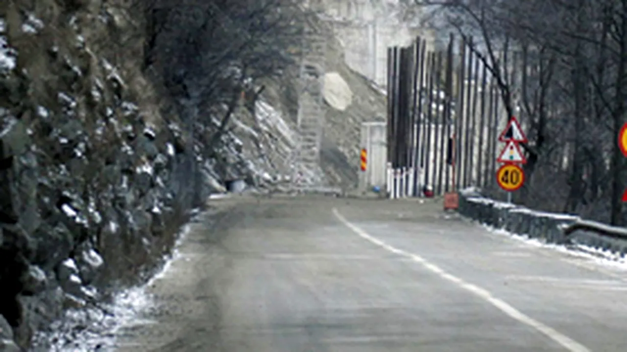 Circulaţie restricţionată pe Valea Oltului, din cauza căderilor de pietre de pe versanţi