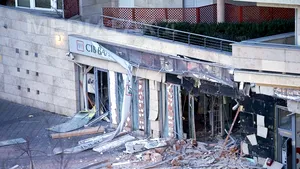 EXPLOZIE la Budapesta: Zidul de la stradă al sediului filialei unei bănci, distrus - FOTO