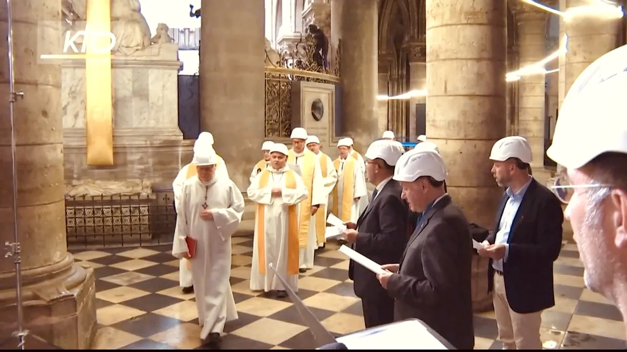 Preoţii au oficiat, cu căşti de protecţie pe cap, prima slujbă după incendiul devastator de la Notre-Dame
