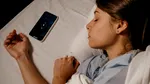 Ce se întâmplă dacă dormi cu telefonul lângă pat. Ce spun studiile despre somn și „radiațiile” telefonului