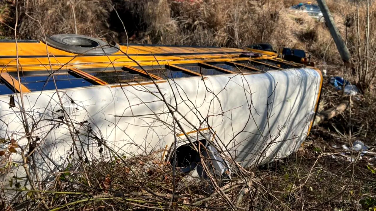 Un autobuz şcolar cu 18 copii la bord s-a prăbuşit într-o râpă, în SUA 