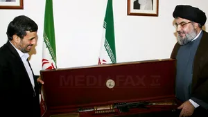 Liderul Hezbollah i-a oferit puşca unui militar israelian lui Mahmoud Ahmadinejad