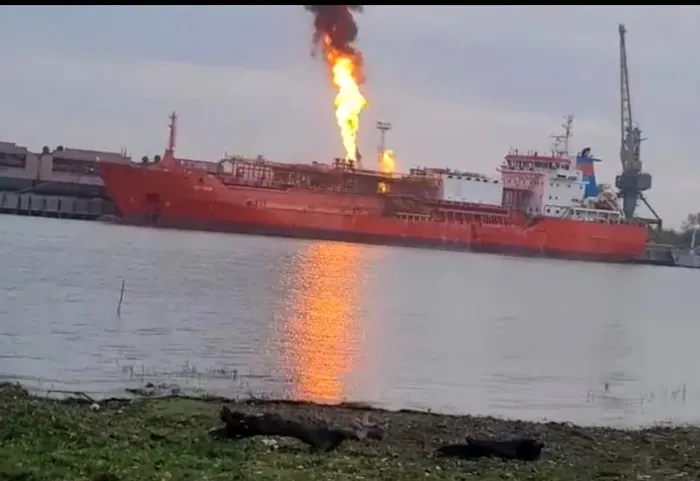 Breaking News O navă care transporta GPL, lovită de dronă în timp ce trecea pe Dunăre. O localitate din România este evacuată
