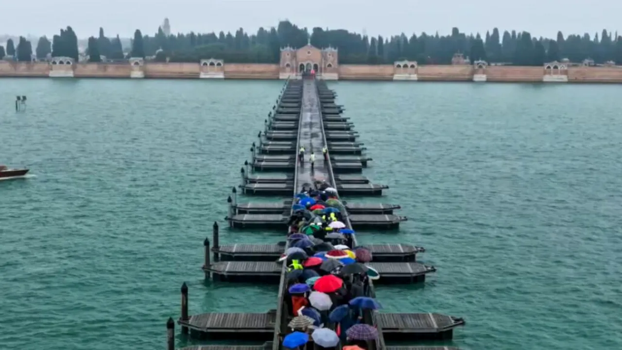 Veneția reînvie un pod plutitor către cimitirul insular pentru Ziua Tuturor Sfinților