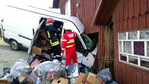 Accident cumplit în Suceava: Un microbuz de marfă a intrat într-o casă/ Un mort şi un rănit | FOTO, VIDEO
