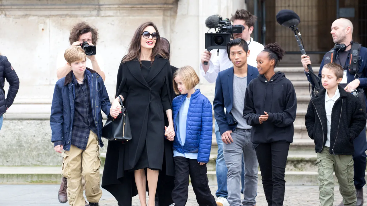 Somată de judecător. Angelina Jolie riscă să piardă custodia copiilor