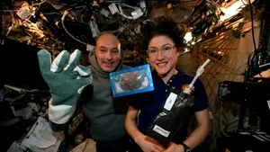 Christina Koch a devenit femeia care a petrecut cel mai mult timp într-o misiune în spaţiul cosmic