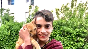 Povestea emoţionantă a unui copil părăsit, de la un Centru de plasament, care salvează animale fără stăpân