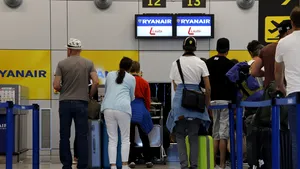 Ryanair, sancţionată din cauza plângerii unui pasager. O instanţă a decis că taxa practicată de companie pentru bagajul de mână este „excesivă”