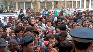 Peste trei sute de craioveni s-au călcat în picioare pentru vouchere de 20 lei