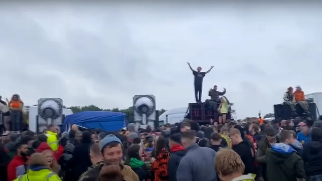 VIDEO | Petrecerea pe care nici poliţia nu a reuşit s-o oprească. Mii de englezi, americani şi nemţi sfidează măsurile de siguranţă